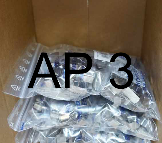 A P 3. Kleinteile in Tüten verpackt in einem Karton.