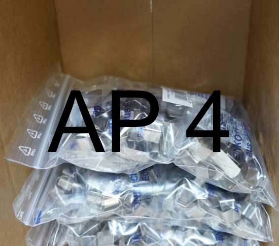 A P 4. Kleinteile in Tüten verpackt in einem Karton.