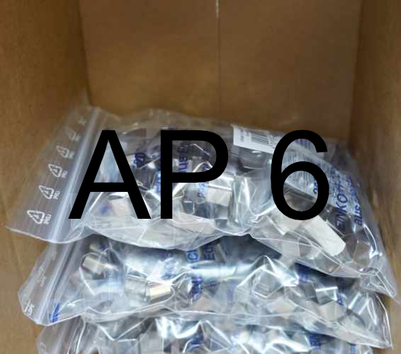 A P 6. Kleinteile in Tüten verpackt in einem Karton.