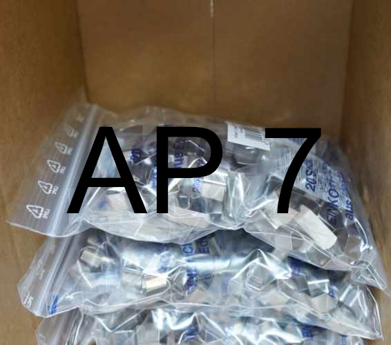 A P 7. Kleinteile in Tüten verpackt in einem Karton.