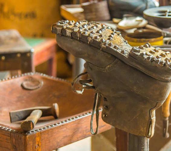 Schuhwerkstatt. Schuh mit Werkzeug.