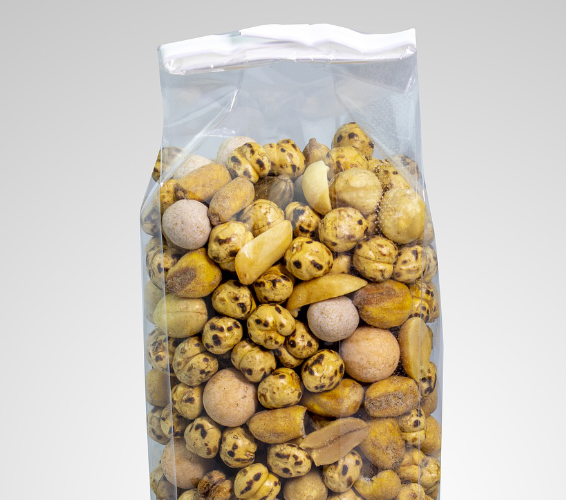 Lebensmittelverpackkung. In Tüte verpackte Nüsse.