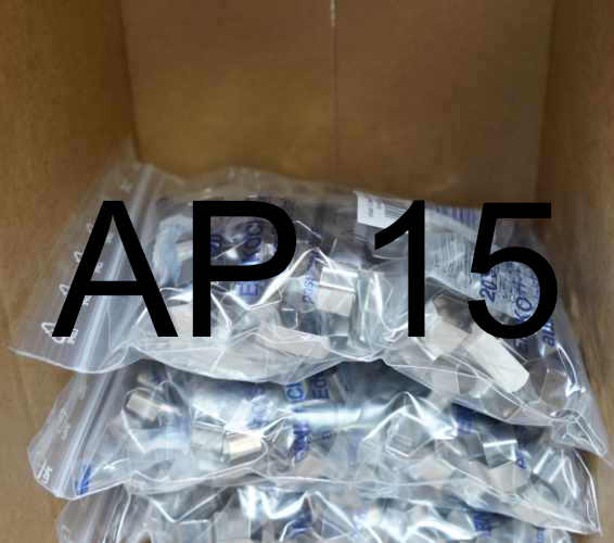 A P 15. Kleinteile in Tüten verpackt in einem Karton.