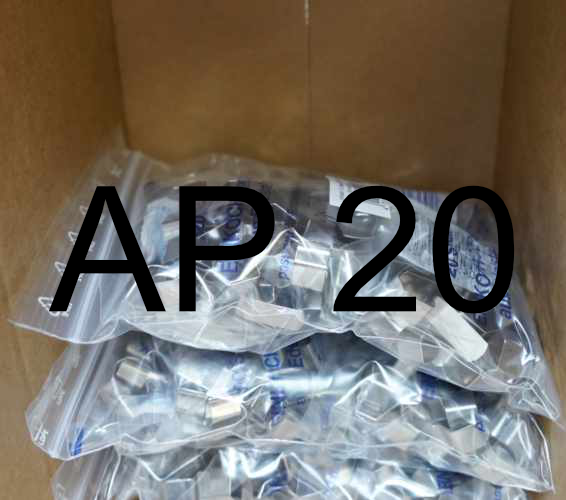 A P 20. Kleinteile in Tüten verpackt in einem Karton.