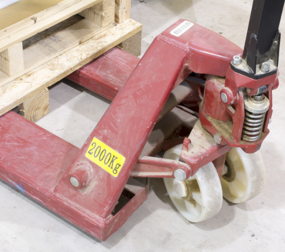 Warentransport. Hubwagen mit Palette darauf.