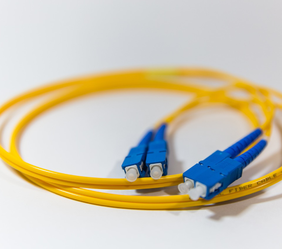 Kabel-Konfektionierung. Gelbe Kabel mit blauem Stecker.