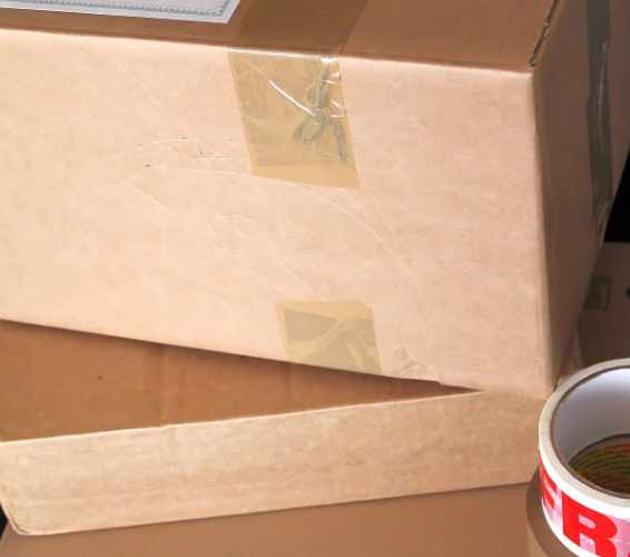 Verpacken. Kartons und Klebeband.