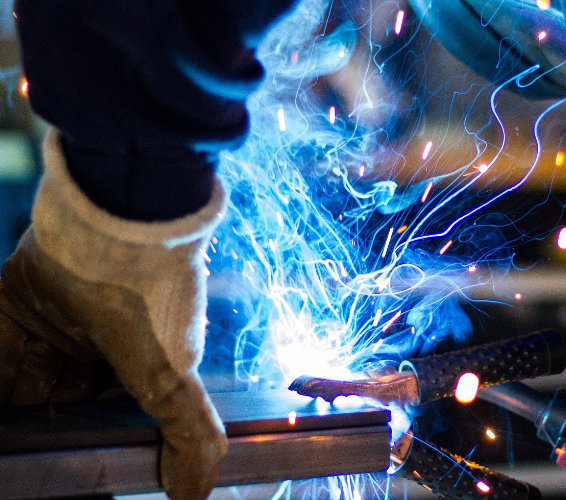 Metallverbindungen. Metall wird zusammengeschweißt.