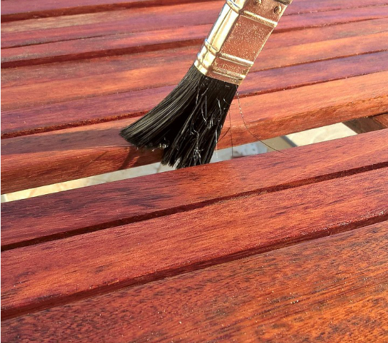 Oberflächen-Behandlung. Holz wird lasiert.