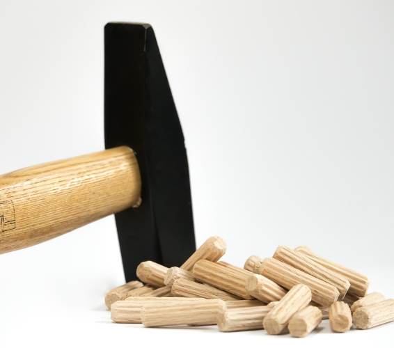 Holz-Verbindungen. Hammer und Holz-Dübel.