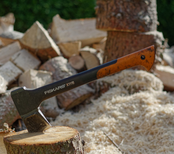 Brennholz-Aufbereitung. Axt und gehacktes Holz.