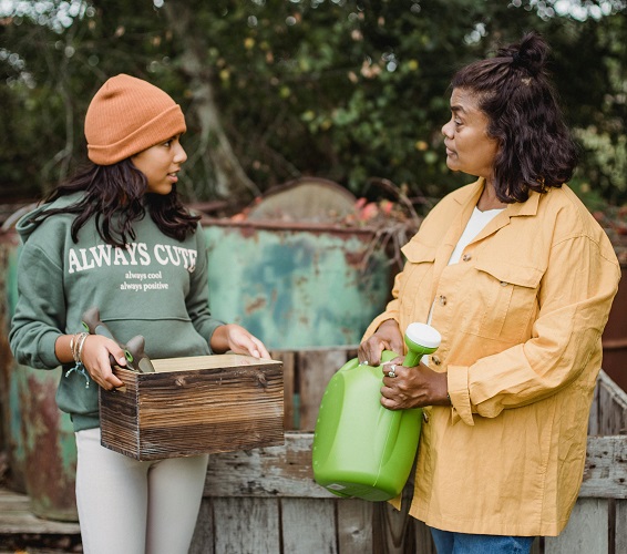 Frauen sich unterhaltend bei der Gartenarbeit