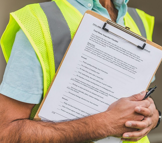 Mann mit Checkliste