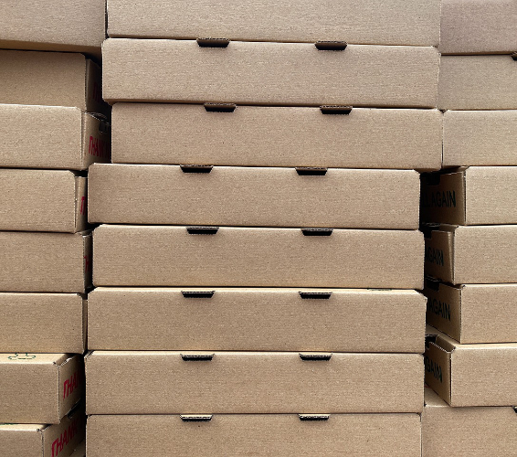 Verpackungsarbeiten. Gestapelte Kartons.