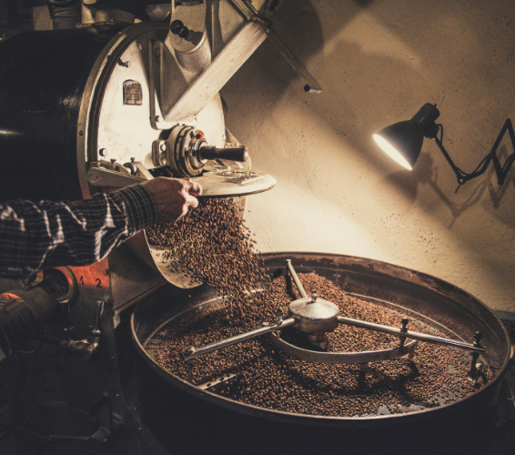 Rösten. Röstmaschine mit geröstetem Kaffee.