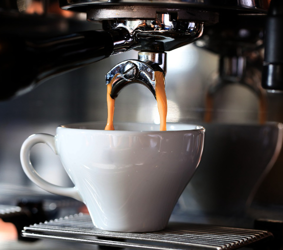 Kaffeezubereitung. Kaffeemaschine.