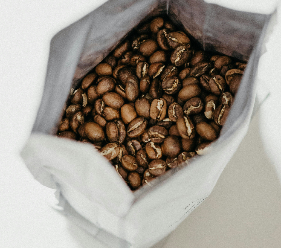 Konfektionierung. Kaffeebohnen in einer Tüte.