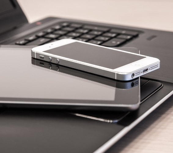 Umgang mit Medien. Verschiedene Geräte wie Laptop und Smartphone.