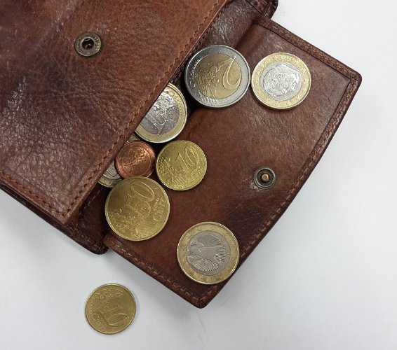Umgang mit Geld. Geldbörse mit Kleingeld.