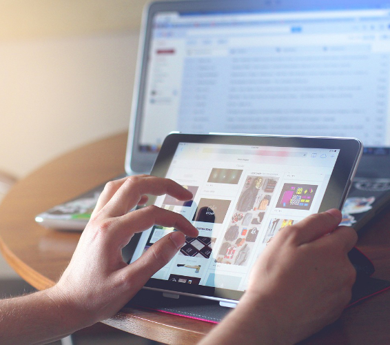 Internet. Person mit Tablet in der Hand.
