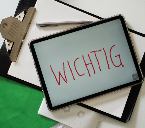 Betriebsanweisungen. Tablet mit dem Schriftzug wichtig.