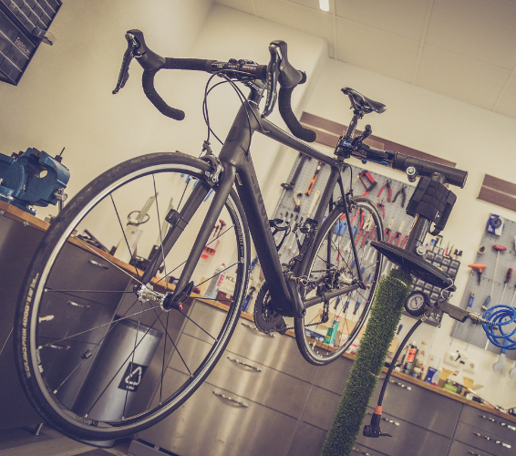 Fahrradwerkstatt. Fahrrad wird repariert.