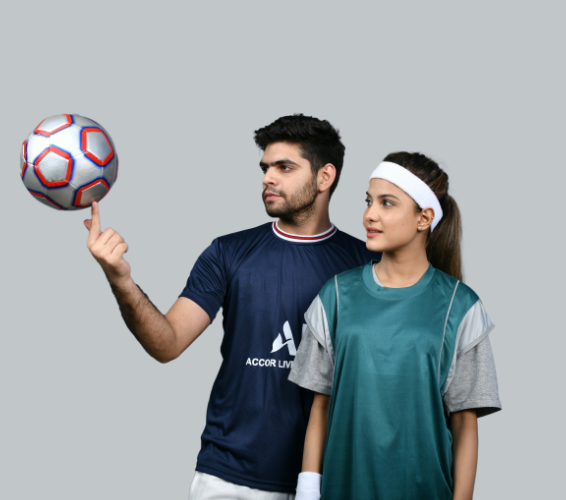 Fan 12. Zwei Personen in Sport Trikots.