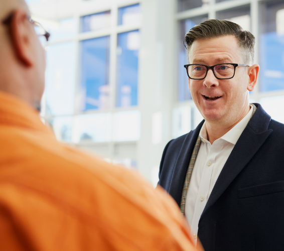 Ansprechperson. Zwei Personen unterhalten sich.