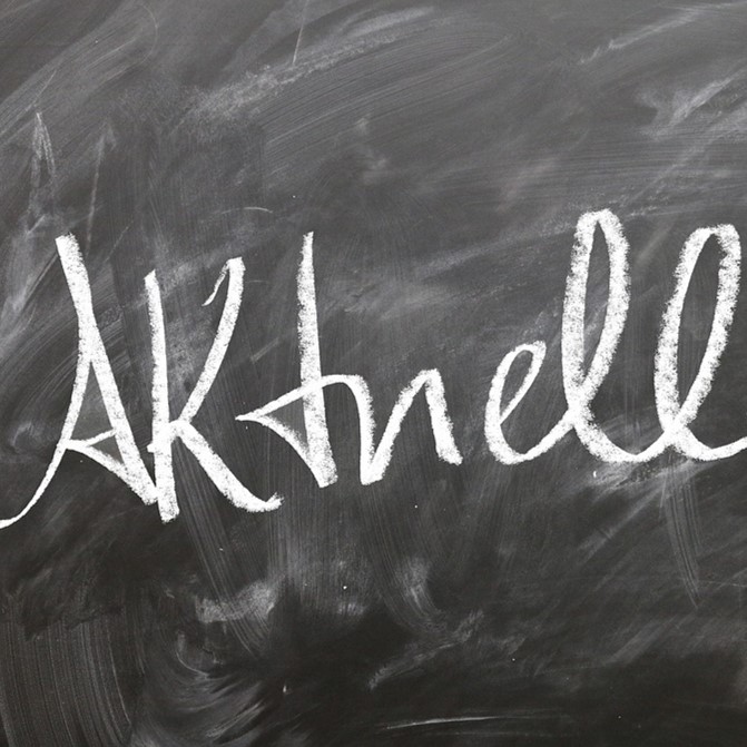 Tafel mit der Schrift Aktuell