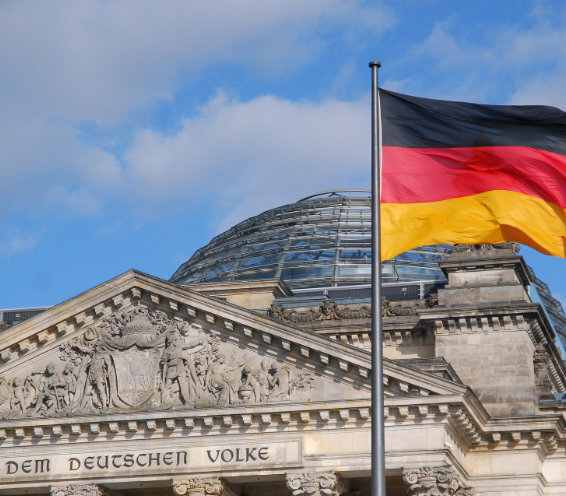 Politik. Bundestag und Deutschlandflagge.