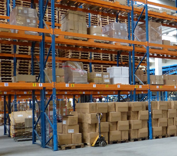 Lager und Logistik. Lagerhalle.