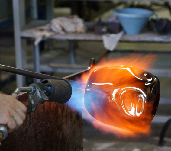 Glasverarbeitung. Glas wird erhitzt und geformt.