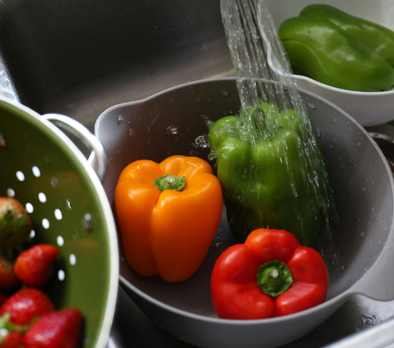 Obst und Gemüse wird gewaschen.