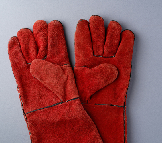 Rote Schutzhandschuhe.