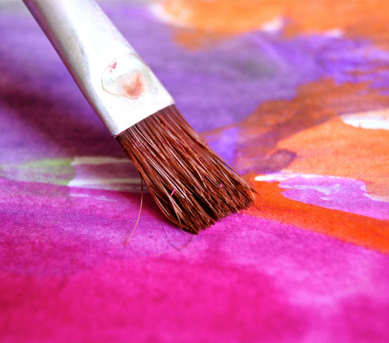 Pinsel und bunte Farben.