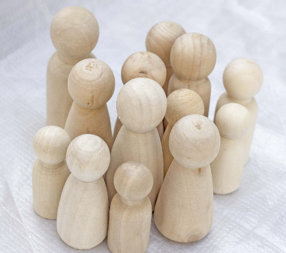 Mehrere Spielfiguren stehen zusammen.