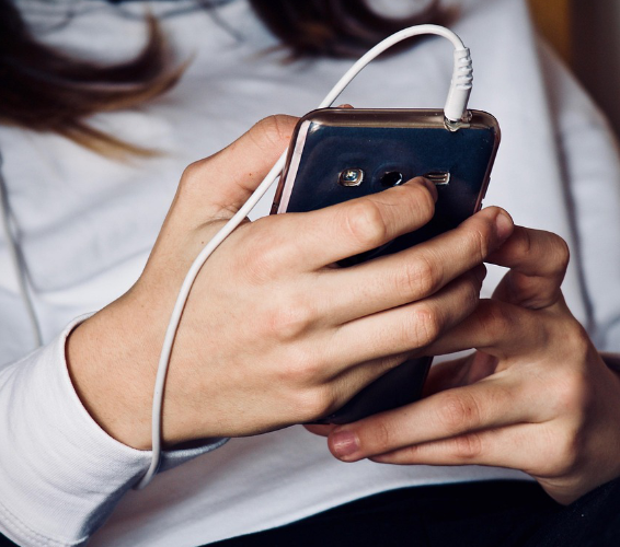 Internet und Sucht: Person mit Handy in der Hand