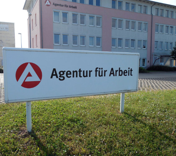 Kachl_Gang%20zur%20Arbeitsagentur%20oder%20Jobcenter_v1.jpg