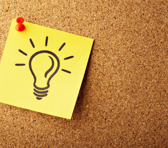 Pinnwand mit Notizzettel.