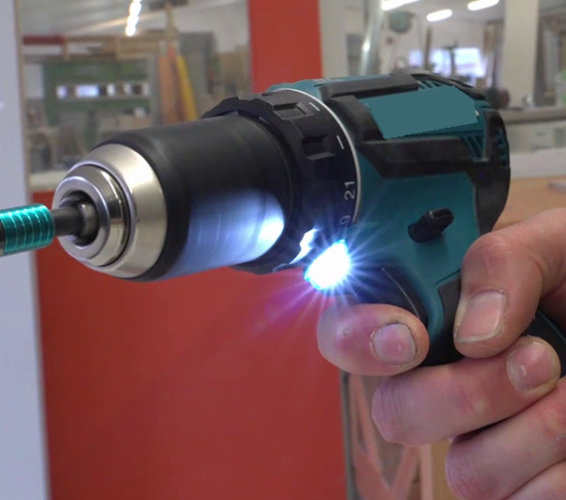 Person hält Akku-Bohrschrauber in der Hand.