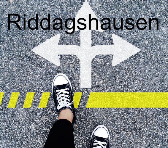 Wegweiser auf dem Boden.