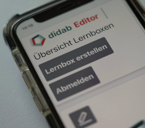 Smartphone mit Bildungseditor.