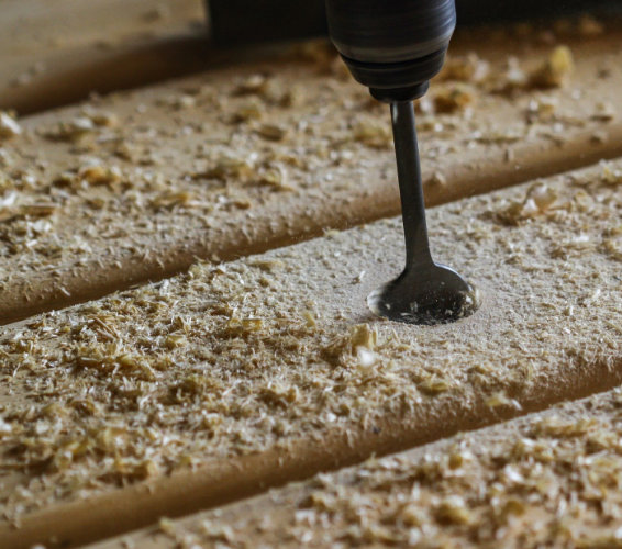 Holzbrett und aktiver Fräsaufsatz
