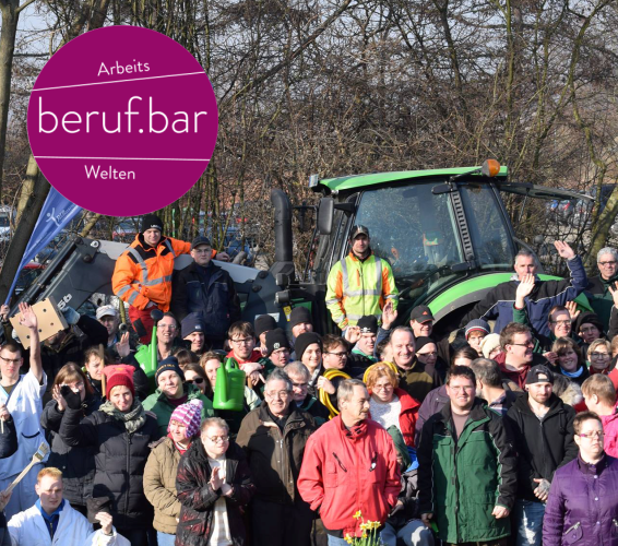 Allgemein. Arbeitswelten. berufbar. Gruppenbild von Beschäftigten, draußen vor einem Traktor.