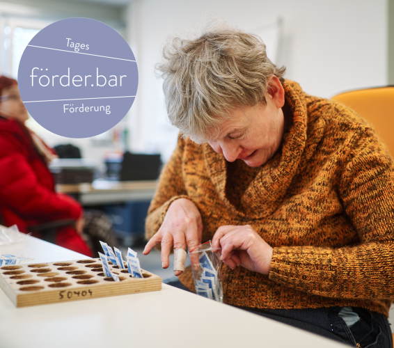Tagesförderung. Förderbar. Ältere Person verpackt kleine Gegenstände und Tüten.