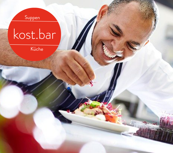 Gastronomie. Suppenküche. Kostbar. Person mit Schürze richtet einen Teller mit Essen an.