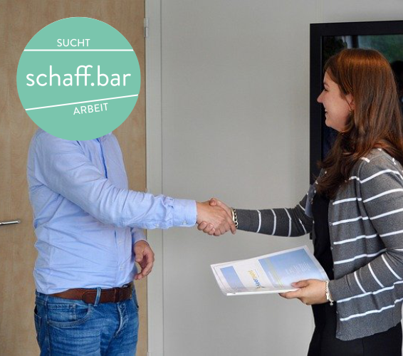 Sucht Arbeit. schaffbar. Zwei Personen reichen sich die Hand.