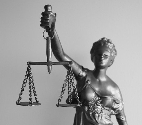 Arbeitsrecht. Statue Justicia. Frau mit verbundenen Augen und einer Waage in der rechten Hand.