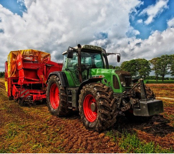 Landwirtschaft. Traktor auf dem Acker.