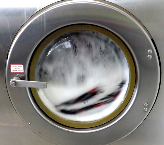 Wäscherei. Laufende Waschmaschine.